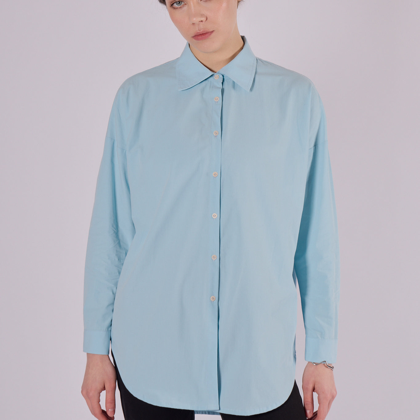 Women's organic cotton shirt with loose fit collar