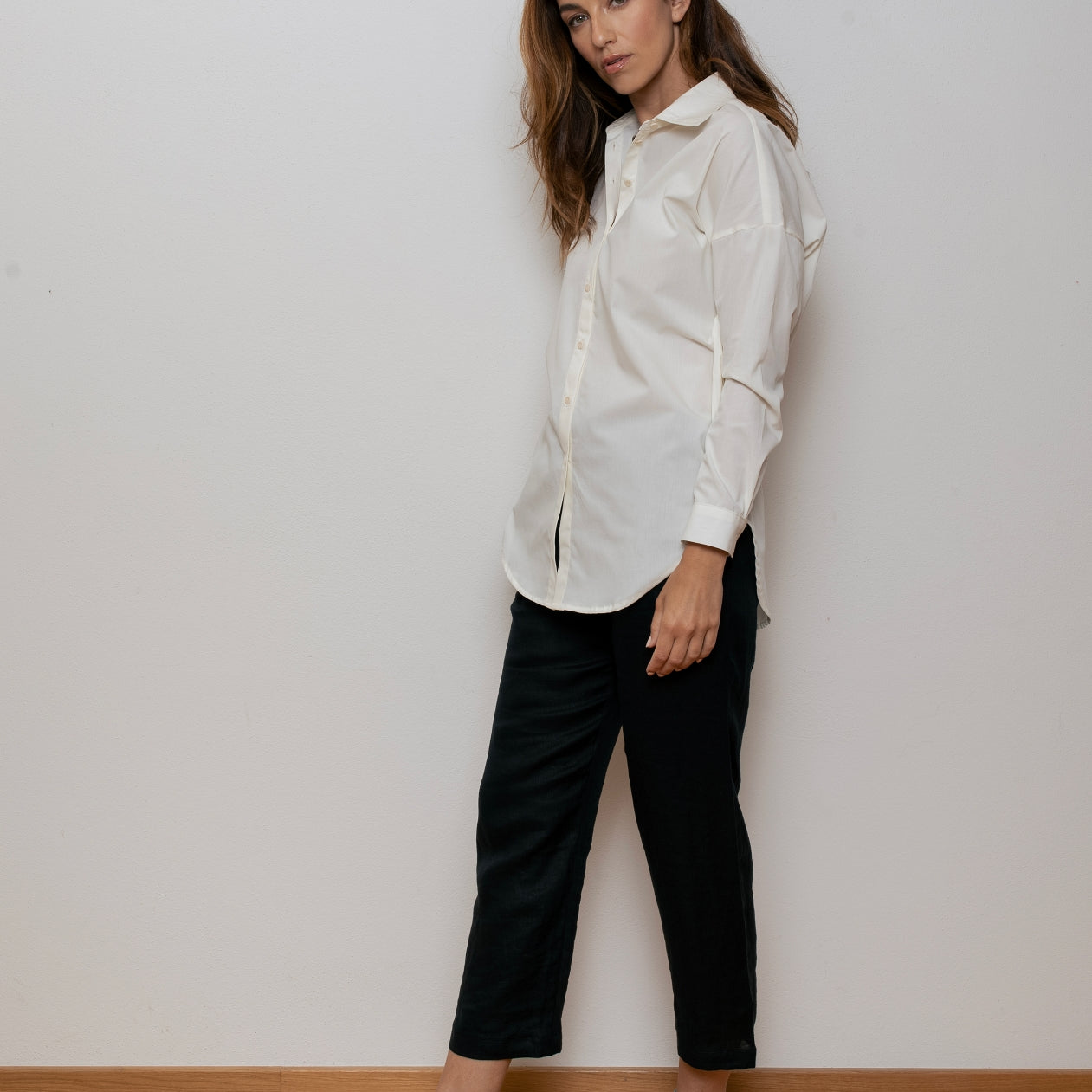 Women's organic cotton shirt with loose fit collar