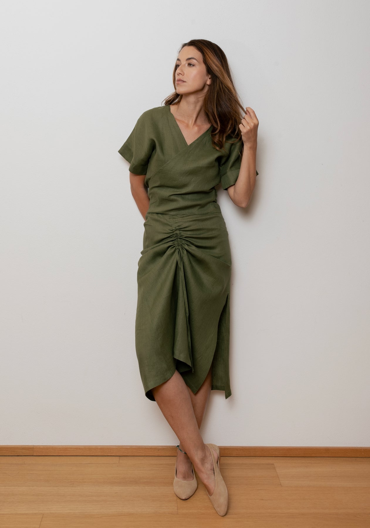 Outfit by Nikola | Linen skirt & Wrap top All Moss green