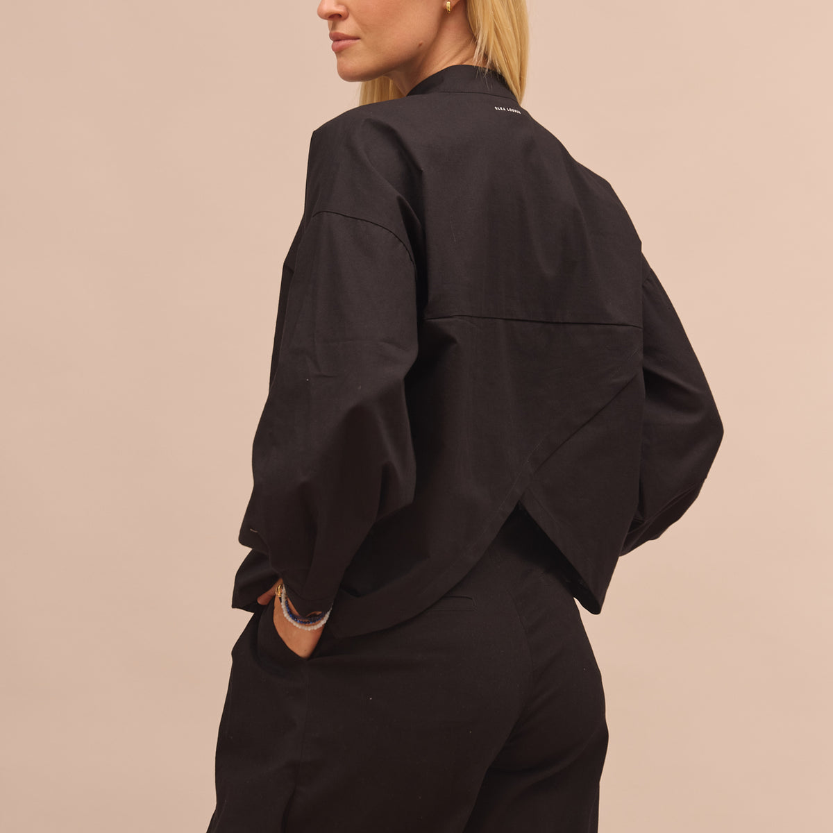 Women's organic cotton V-crop shirt - oversized