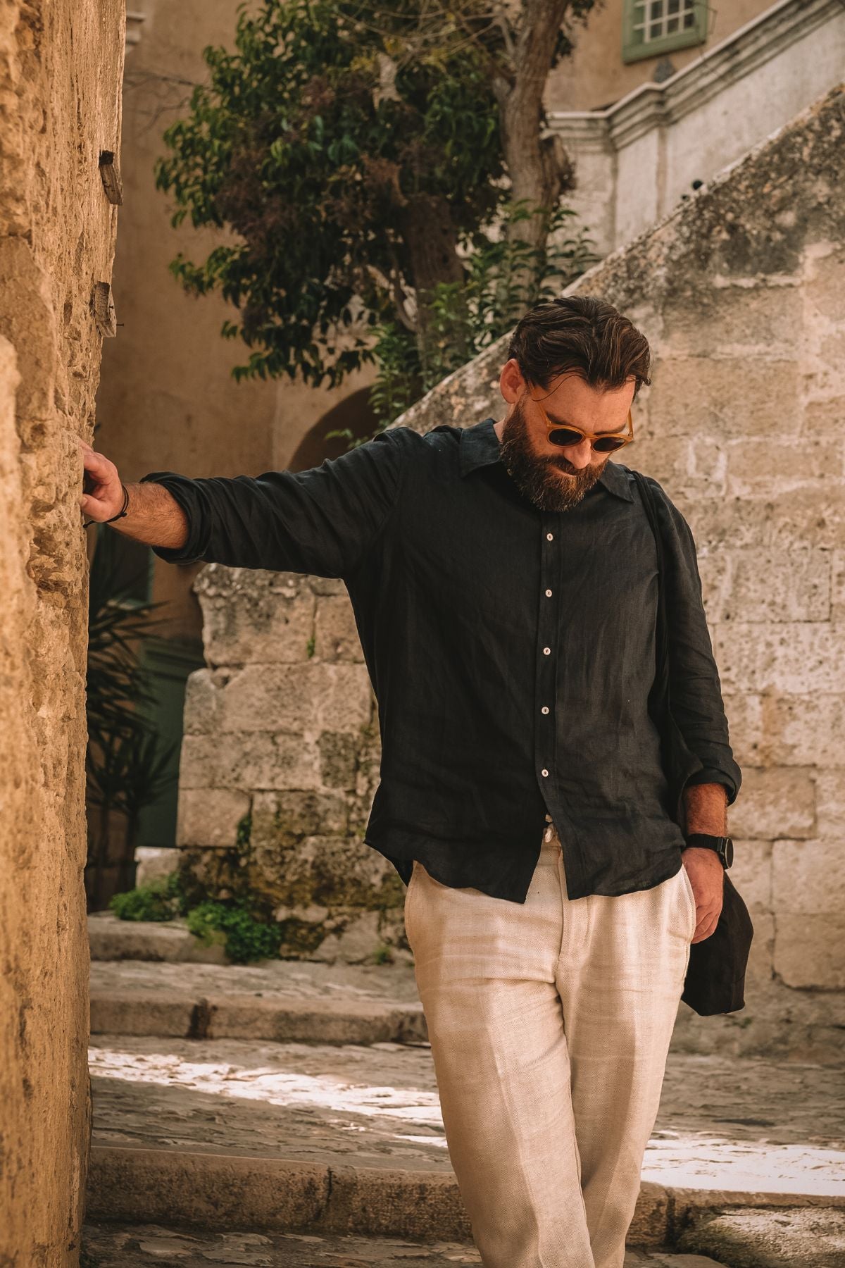 Outfit by Tomáš | Linen shirt with collar Deep blue