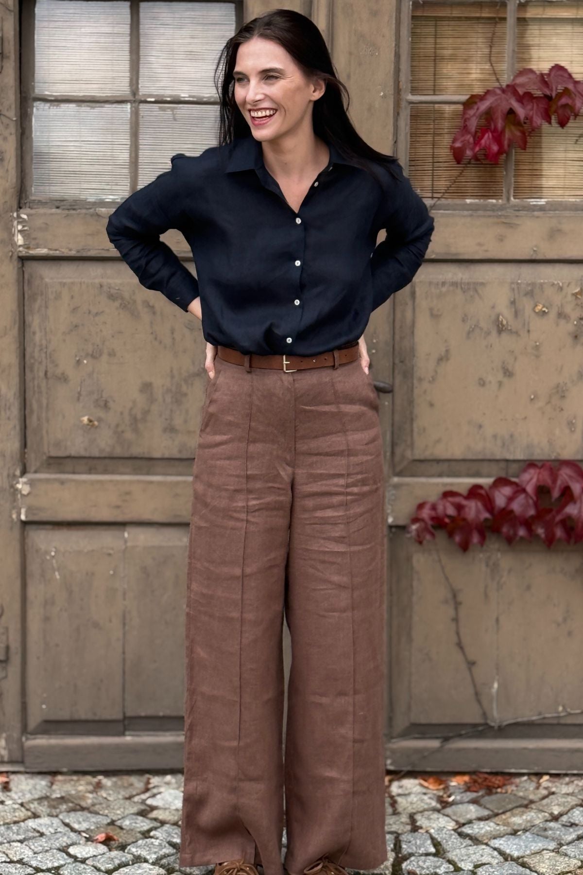 Outfit by Iva Fruhlingová | Brown linen pants & Deep blue shirt