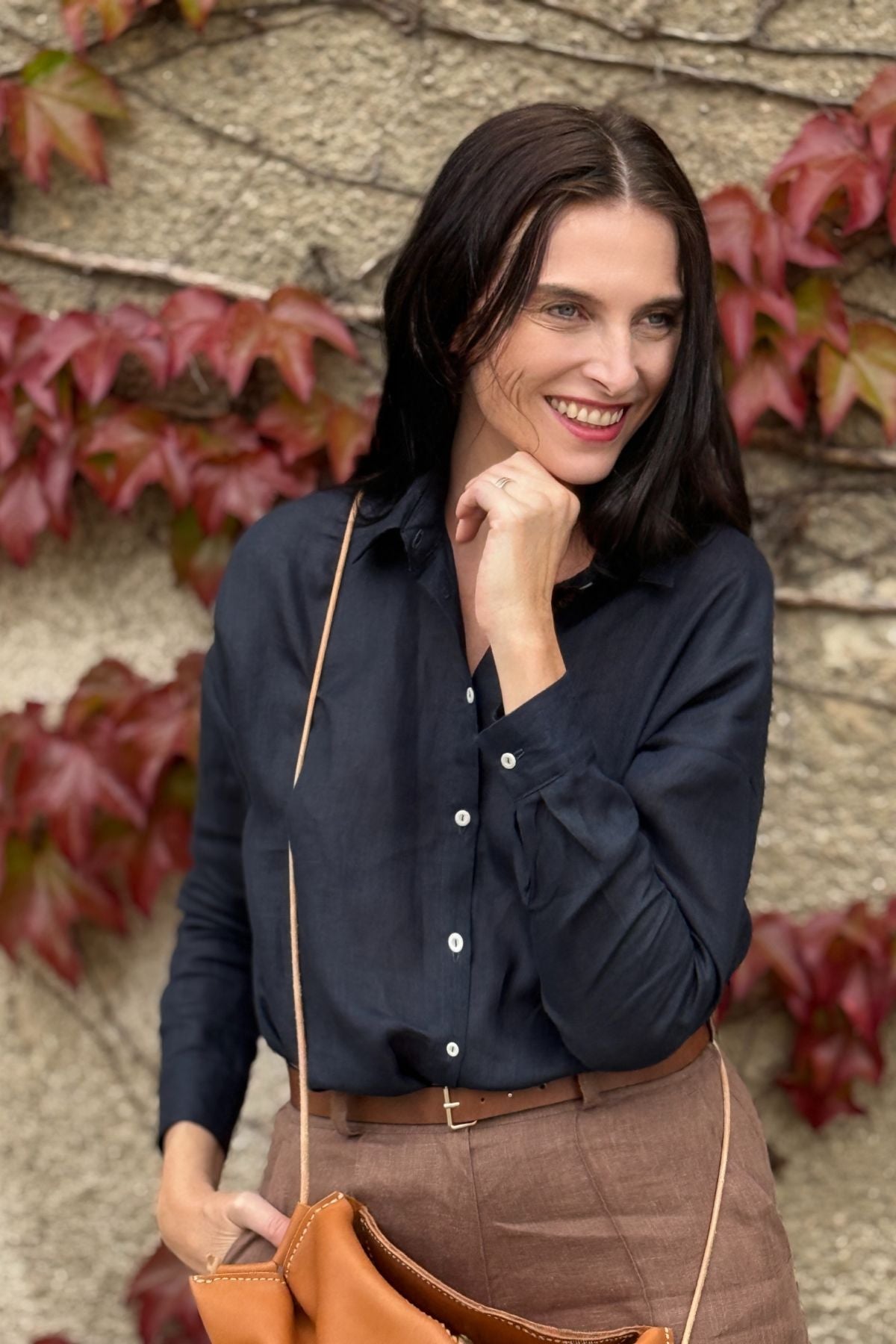 Outfit by Iva Fruhlingová | Brown linen pants & Deep blue shirt