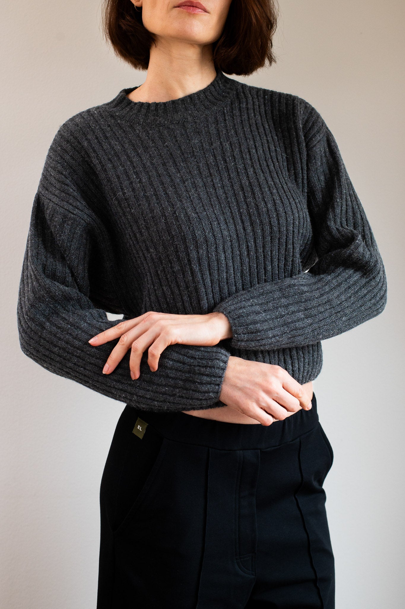 Dámsky sveter z vlny crewneck Regular fit - Dark gray