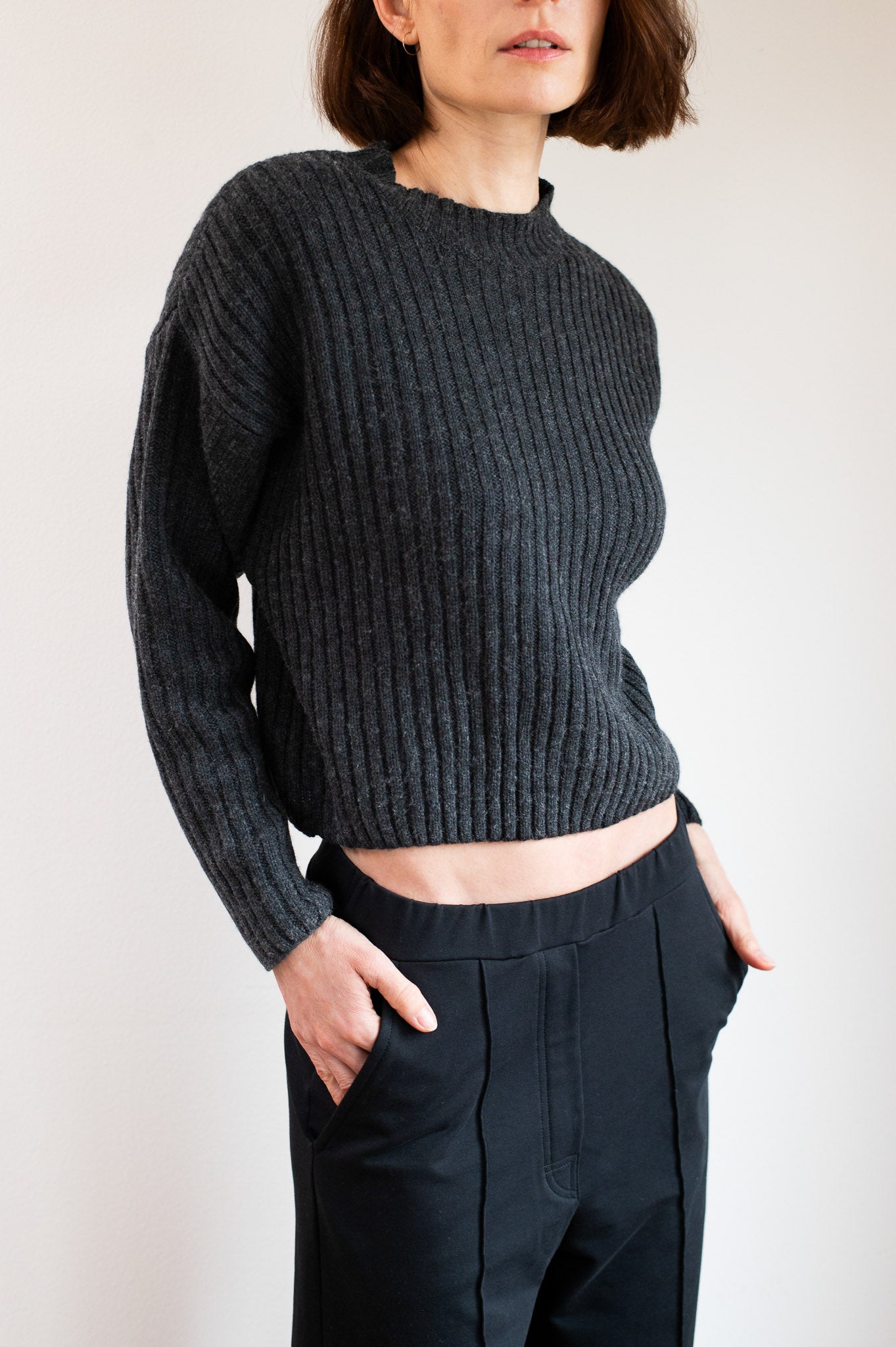 Dámsky sveter z vlny crewneck Regular fit - Dark gray