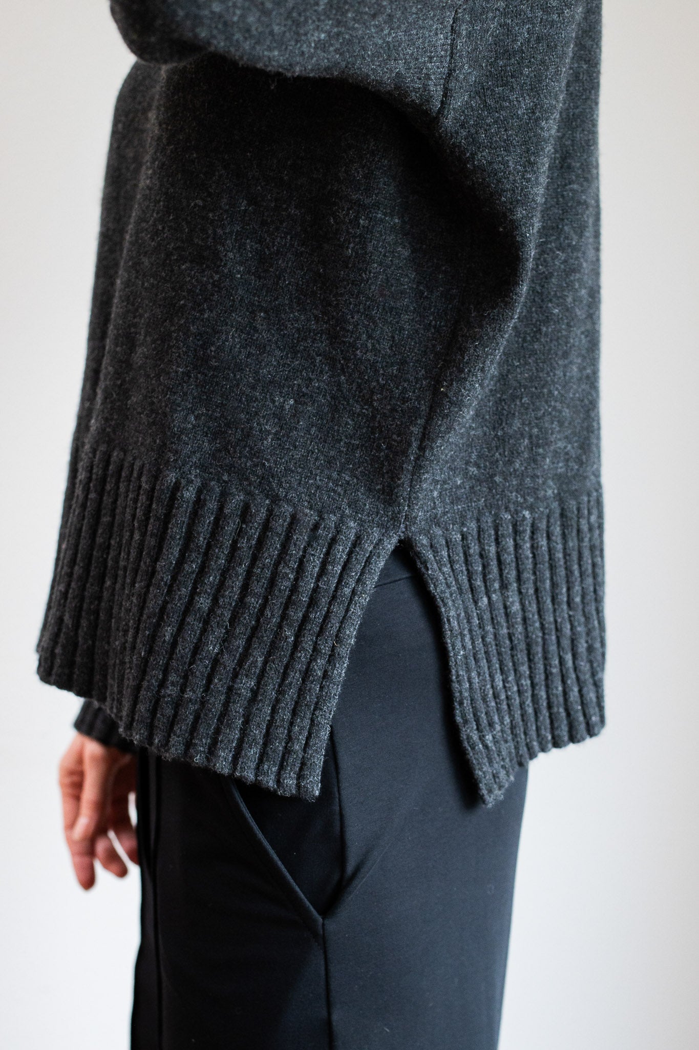 Dámský vlněný svetr high neck Loose fit - Dark gray