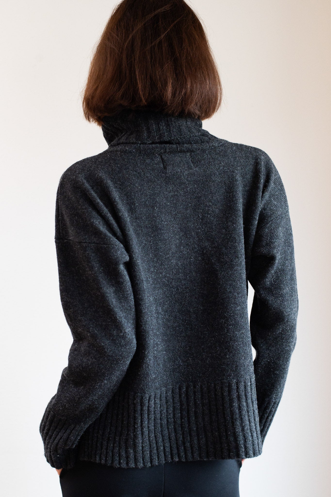 Dámský vlněný svetr high neck Loose fit - Dark gray