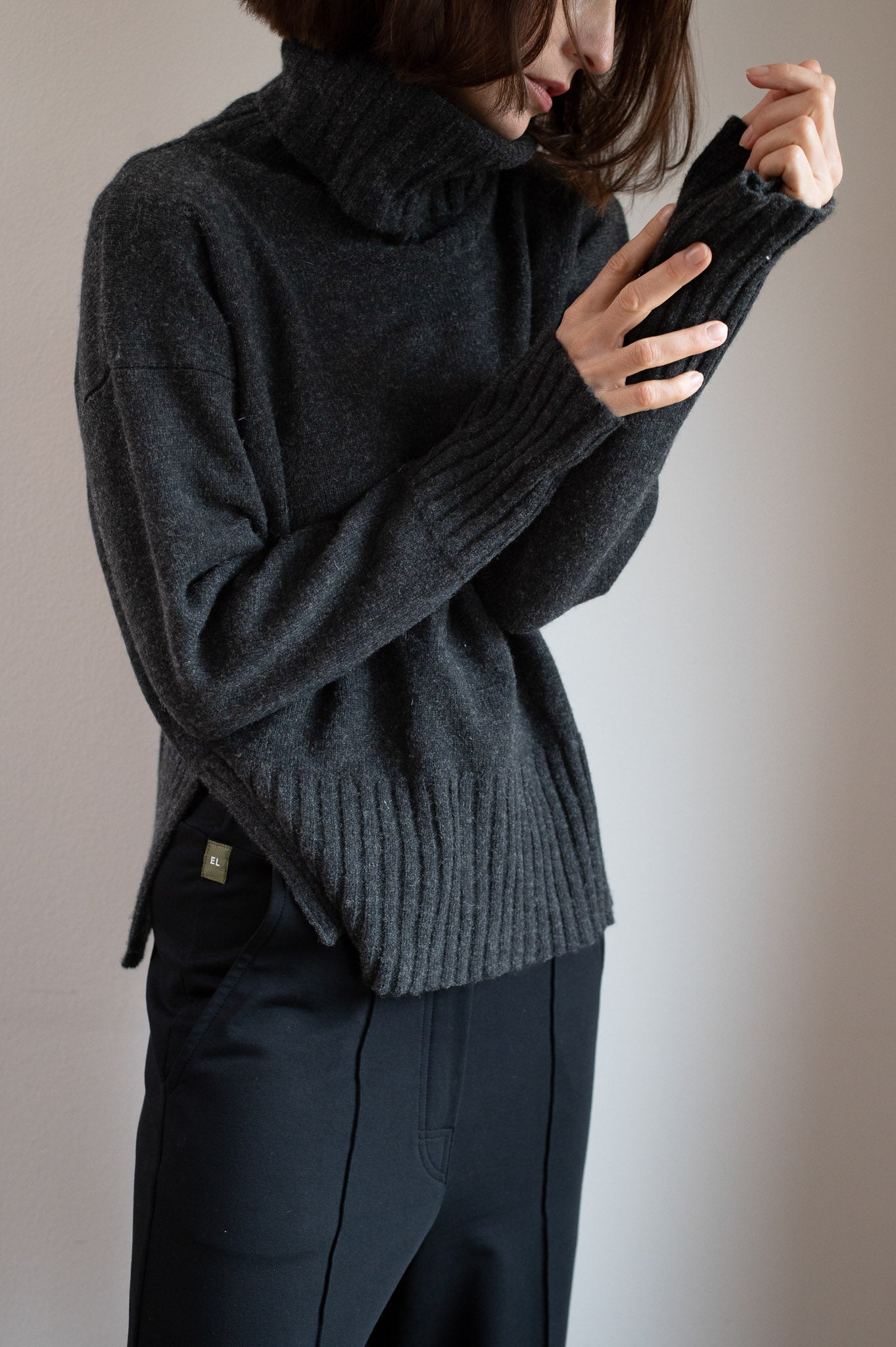 Dámský vlněný svetr high neck Loose fit - Dark gray