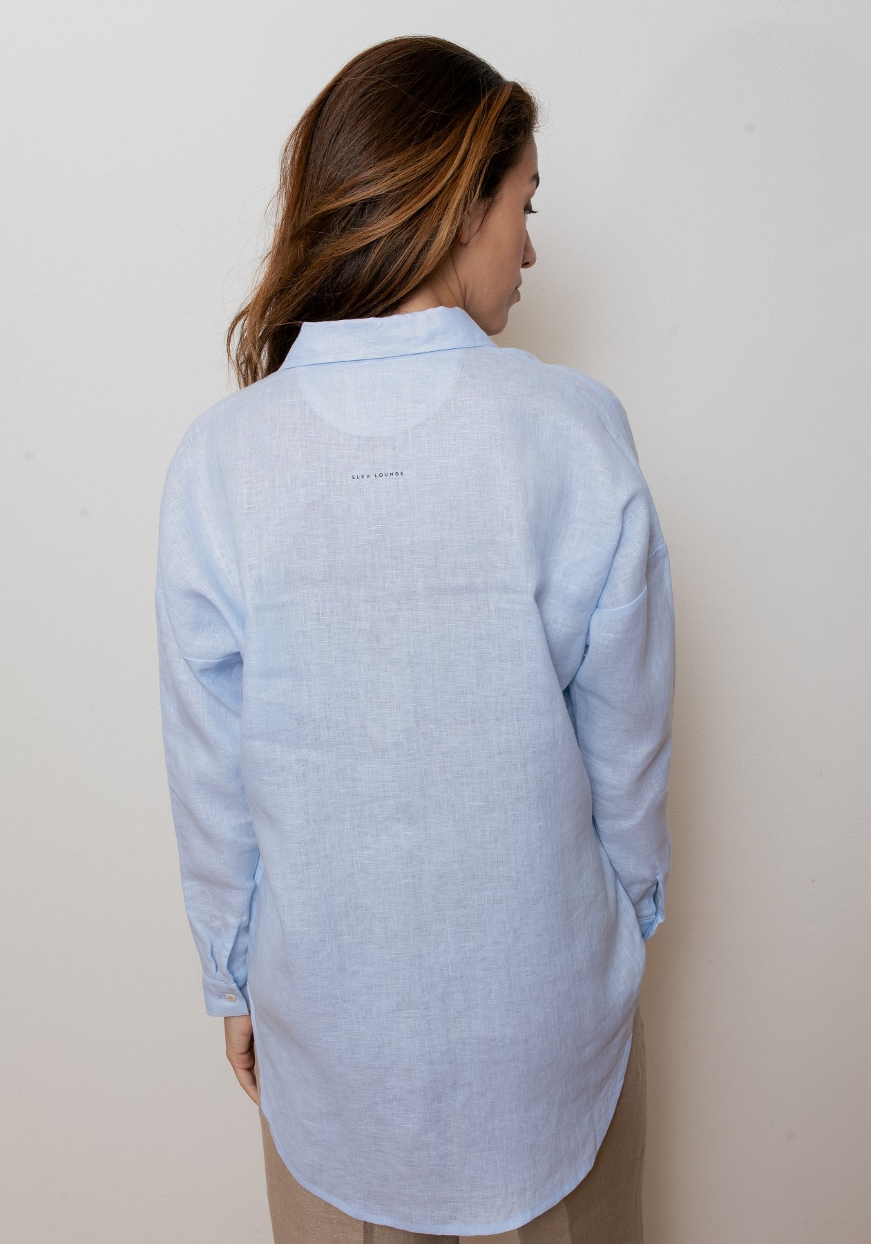 Koszula lniana damska o luźnym kroju z kołnierzykiem