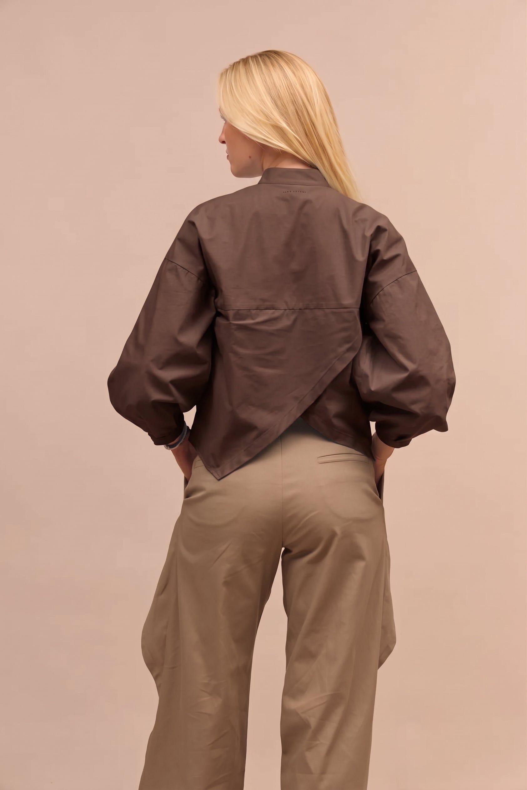 Women's organic cotton V-crop shirt - oversized
